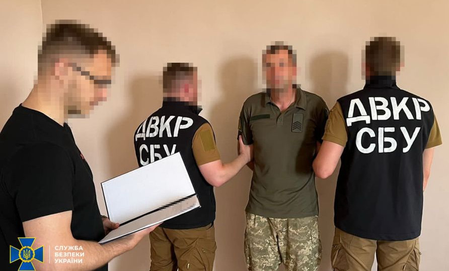 Шпионил за самолетами ВСУ и бронемашинами «MaxxPro»: задержали еще одного «крота»