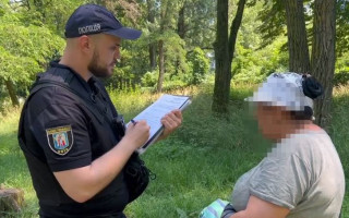 Обманула прохожую: в Киеве задержали мошенницу-гадалку