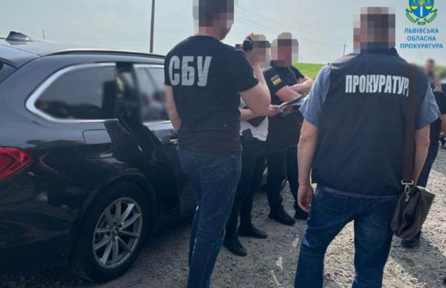 Брав хабарі за розмитнення авто: на Львівщині викрили посадовця митниці