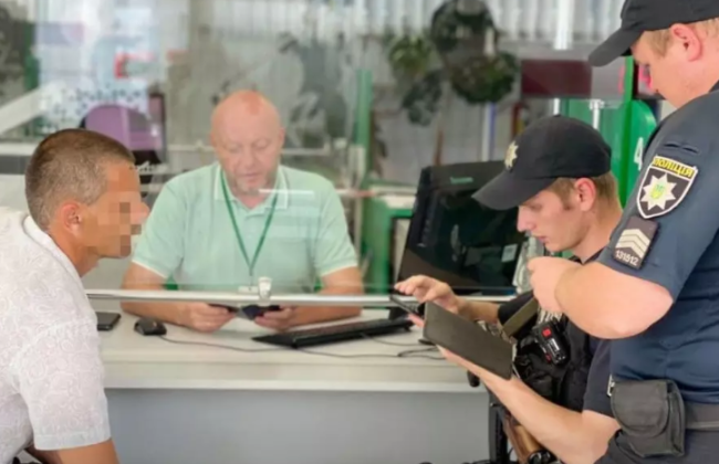 Придбав через інтернет: на Хмельниччині чоловік намагався замінити фальшиве посвідчення водія у сервісному центрі