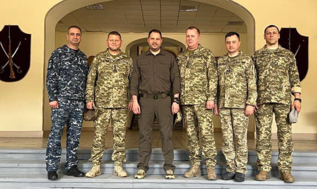 На фоне событий в рф Ермак опубликовал фото с военными руководителями: У россиян будет гореть