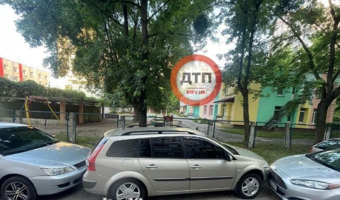 В Киеве пьяная девушка взяла у парня авто прокатиться и протаранила 5 машин, фото