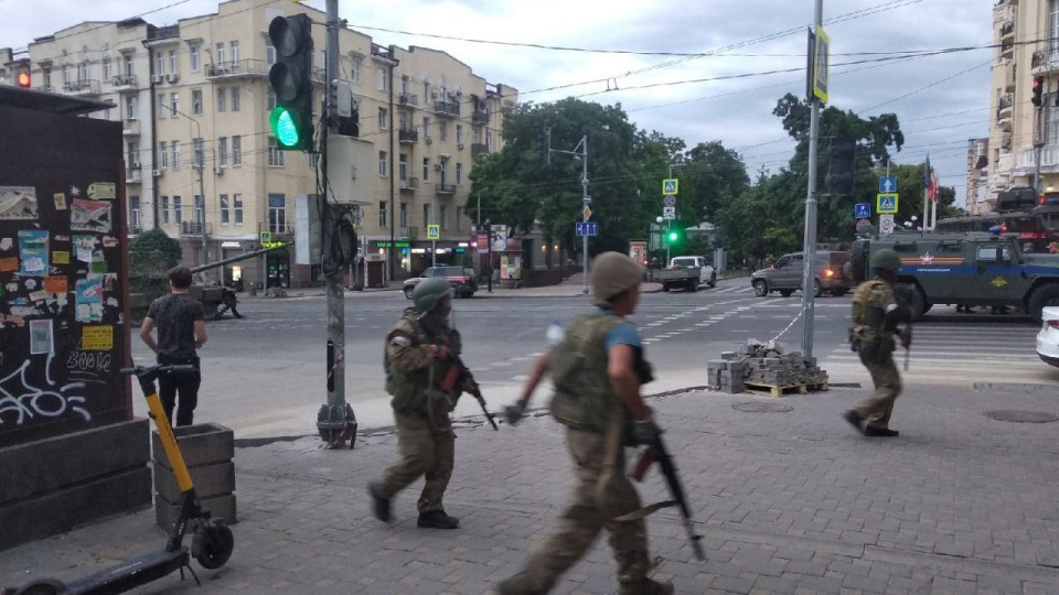 Блокпосты на дорогах в Москву и бронетехника на улицах Ростова: что известно о «мятеже» Пригожина