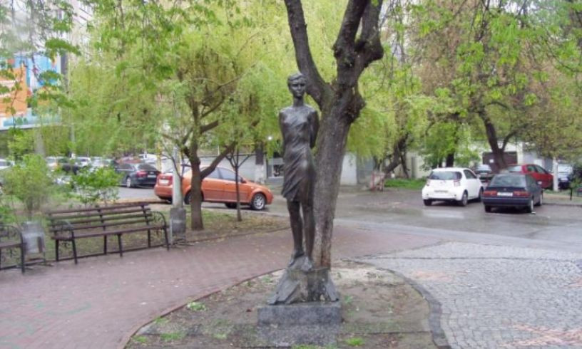 У Києві демонтували пам’ятник Зої Космодем'янській, фото