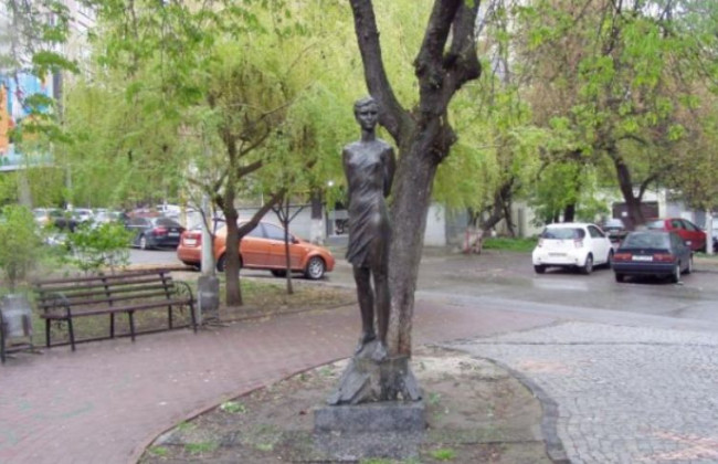 У Києві демонтували пам’ятник Зої Космодем'янській, фото