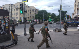 Блокпости на дорогах до Москви та бронетехніка на вулицях Ростова: що відомо про «заколот» Пригожина