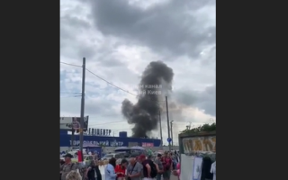 У Києві спалахнула сильна пожежа у будівлі «Епіцентру», відео