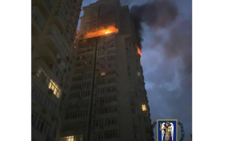 У Соломʼянському районі Києва уламки ракети влучили у багатоповерхівку: є загиблі, фото і відео