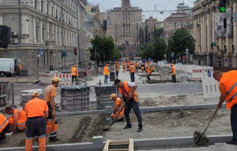 У Києві біля метро «Театральна» облаштовують наземний перехід, фото