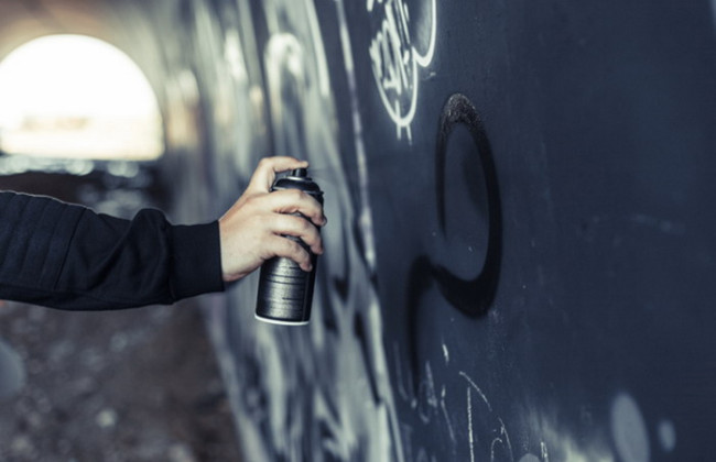 Розмалювали ворота ліцею: на Одещині за «жарти» підлітків батькам доведеться платити штраф