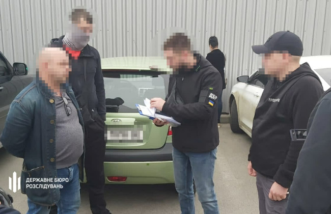 За $3-5 тисяч допомагали уникнути мобілізації: ​судитимуть працівника військкомату та його подільника з Харкова