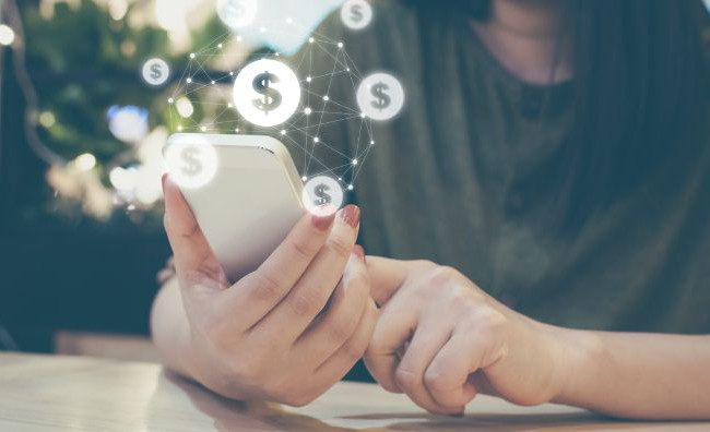 Жінка, яка через додаток «Приват 24» крала гроші у співмешканця, постала перед судом