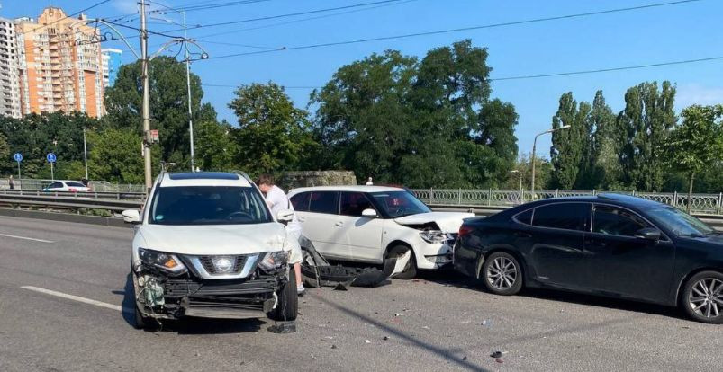 У Києві сталася масштабна ДТП: з’явилося відео