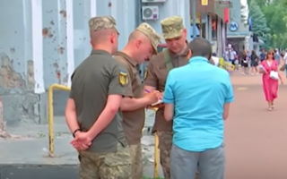 У Чернігові почали вручати повістки під запис бодікамер, відео