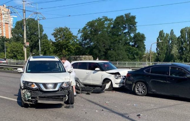 В Киеве произошло масштабное ДТП: появилось видео