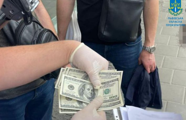 $1300 за зняття арешту з майна: у Львові на хабарі погоріла посадовиця ДВС