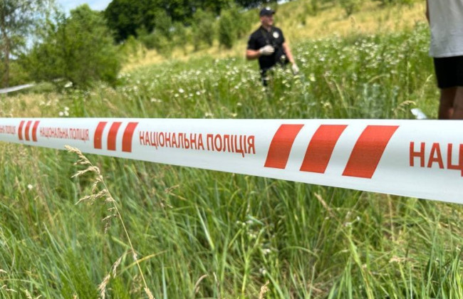 Підпалила, скинула в болото, а згодом закопала: на Київщині жінка вбила родича, відео