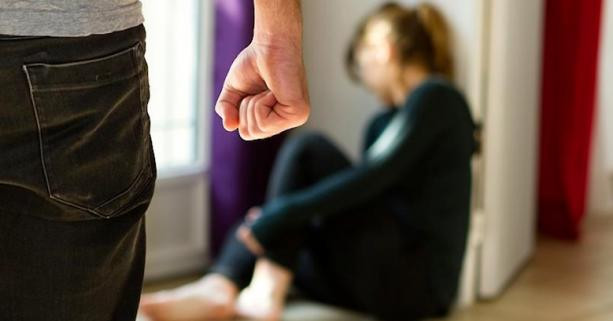 Бил окна, унижал и угрожал: киевлянин получил наказание за издевательство над женщиной