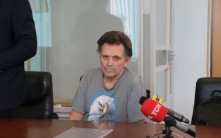 Апелляционный суд отпустил охранника поликлиники, не открывшего дверь до укрытия, под ночной домашний арест