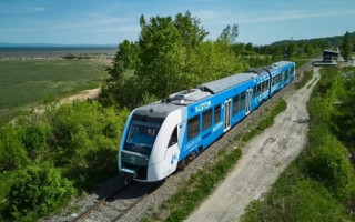 У Канаді запустили перший потяг на водні