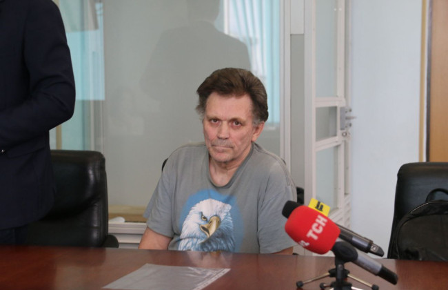 Апеляційний суд відпустив охоронця поліклініки, який не відчинив двері в укриття, під нічний домашній арешт