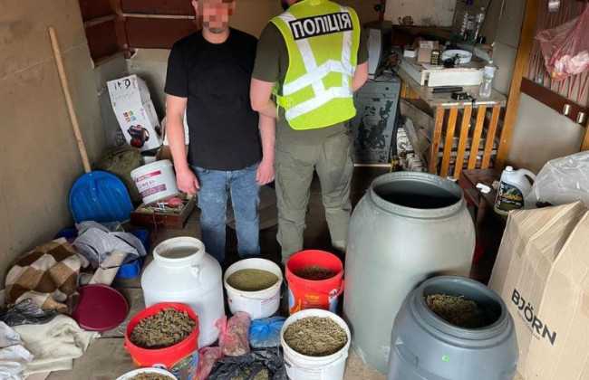 У Києві викрили небезпечного наркоділка з 100 кг канабісу, фото