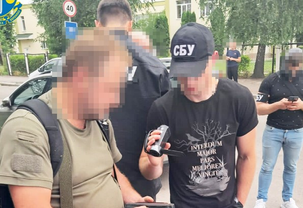 За хабаря дозволяв ловити рибу у річці сітками: на Житомирщині викрито інспектора Держрибагенства