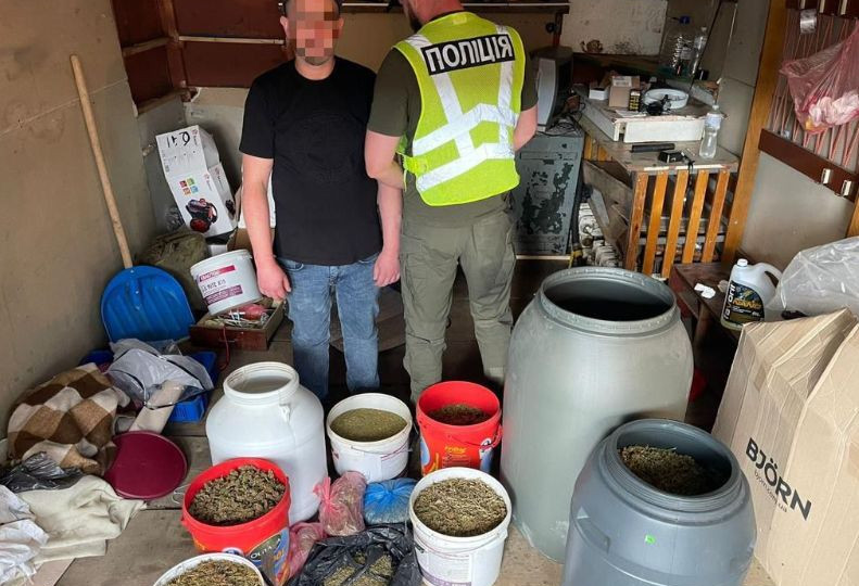 У Києві викрили небезпечного наркоділка з 100 кг канабісу, фото