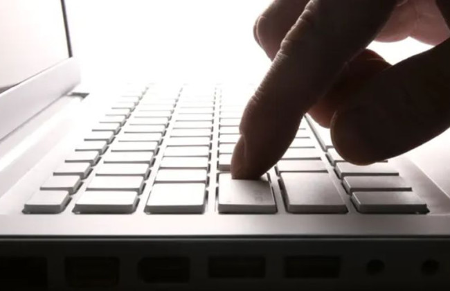 Помічник судді викрав електронний ключ судді, підробив рішення суду та надав його позивачу в обмін на гроші