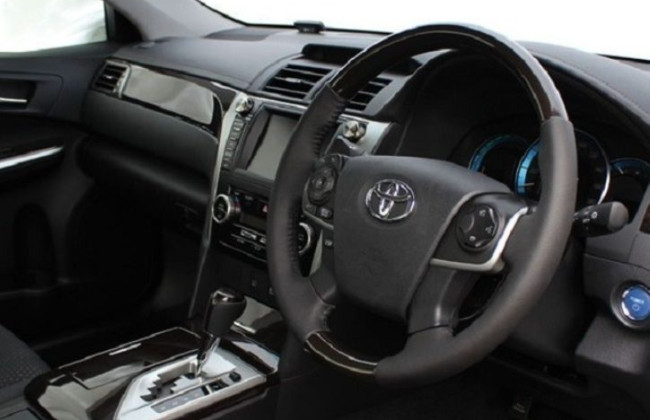 Зеленський підписав закон, який дозволяє військовим їздити на автівках з правим кермом