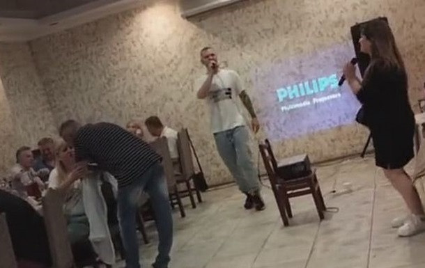 На Київщині дівчину виштовхали з кафе, в якому співали пісню Лепса, відео