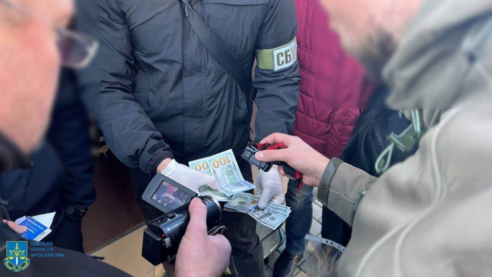 Хабар за митне оформлення гуманітарної допомоги для ЗСУ без «труднощів»: судитимуть держінспектора Одеської митниці