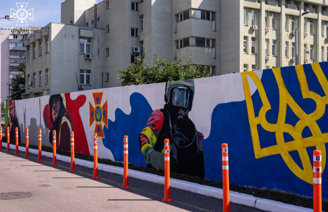 У Києві відкрили мурал, присвячений рятувальникам