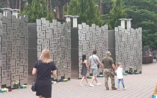 У Бучі встановили інсталяцію на згадку про вбитих окупантами жителів міста
