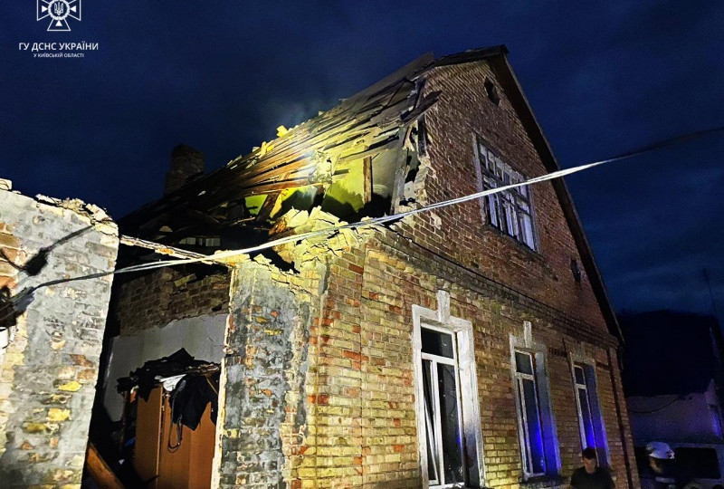 Рятувальники показали наслідки нічної атаки дронів на Київщині: фото