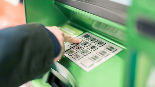 З 1 серпня для поповнення картки готівкою через термінал треба буде вказувати номер мобільного телефону, – НБУ