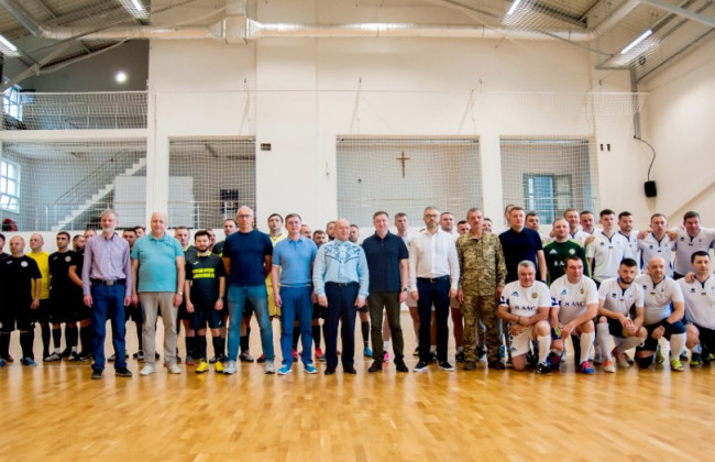 Во Львове судьи и работники административных судов собирали средства для военного госпиталя, играя в футзал