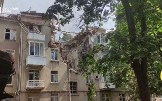 У центрі Сум пошкоджений житловий будинок через атаку дронів