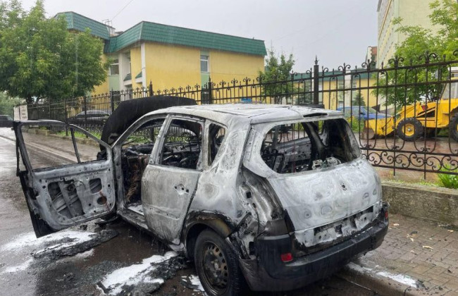 У Рівному біля будівлі суду горів автомобіль, фото та відео