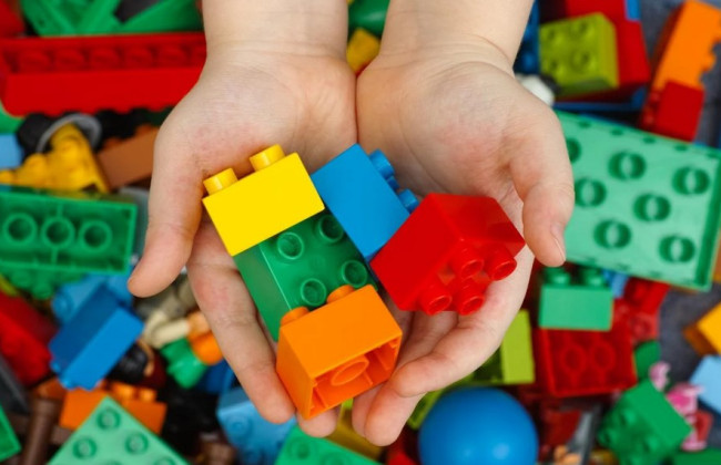 На Закарпатье трехлетняя девочка убила молотком свою сестру: их отца оштрафовали