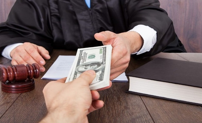 Якщо одного суддю спіймали на хабарі, то перевіряти будуть весь суд – у Верховній Раді зареєстрували законопроект