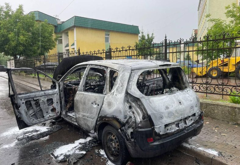 В Ровно возле здания суда горел автомобиль, фото и видео