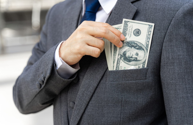 Чиновники повинні будуть декларувати операції з обміну валюти та вказувати документи, які надають право проживання за кордоном