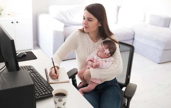 Чи може жінка під час відпустки для догляду за дитиною працювати за сумісництвом: роз’яснення