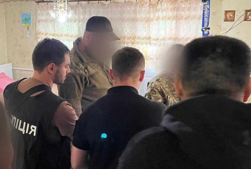Житель Хмельницького привласнив приблизно мільйон гривень військовослужбовців