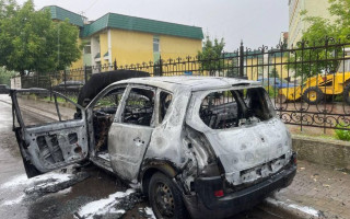 В Ровно возле здания суда горел автомобиль, фото и видео