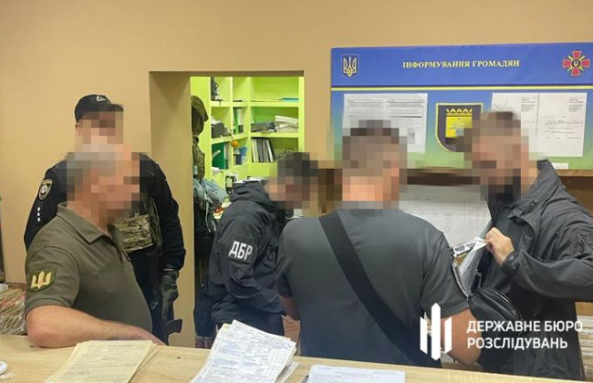 В Донецкой области работники военкомата за деньги подделывали документы для выезда за границу