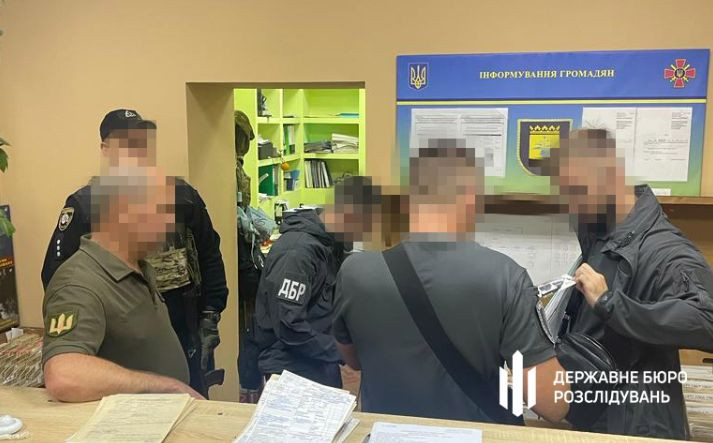 В Донецкой области работники военкомата за деньги подделывали документы для выезда за границу