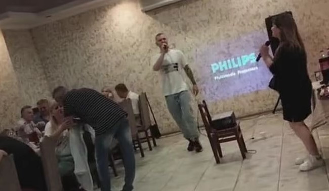 Чоловіку, який співав пісні Лепса в кафе на Київщині, видали повістку