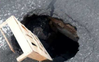 У Києві біля метро «Мінська» утворився провал, фото